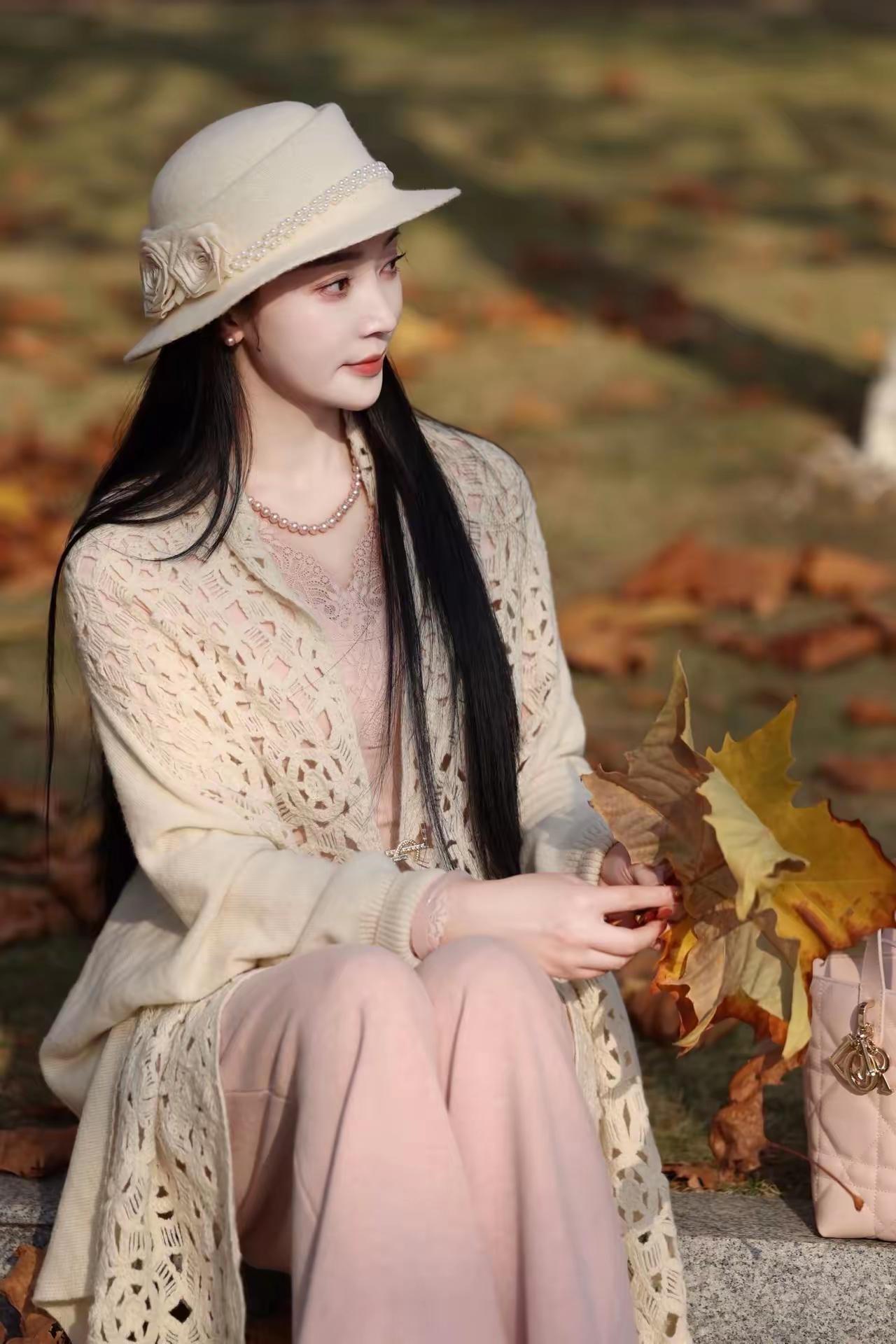 秋日暖阳下，优雅的复古风穿搭，感受大自然的美好。