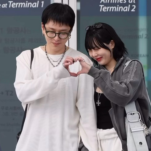 牵手走机场比心饭撒的泫雅龙俊亨夫妇👫🫶🏻泫雅龙俊亨机场牵手比心​​​