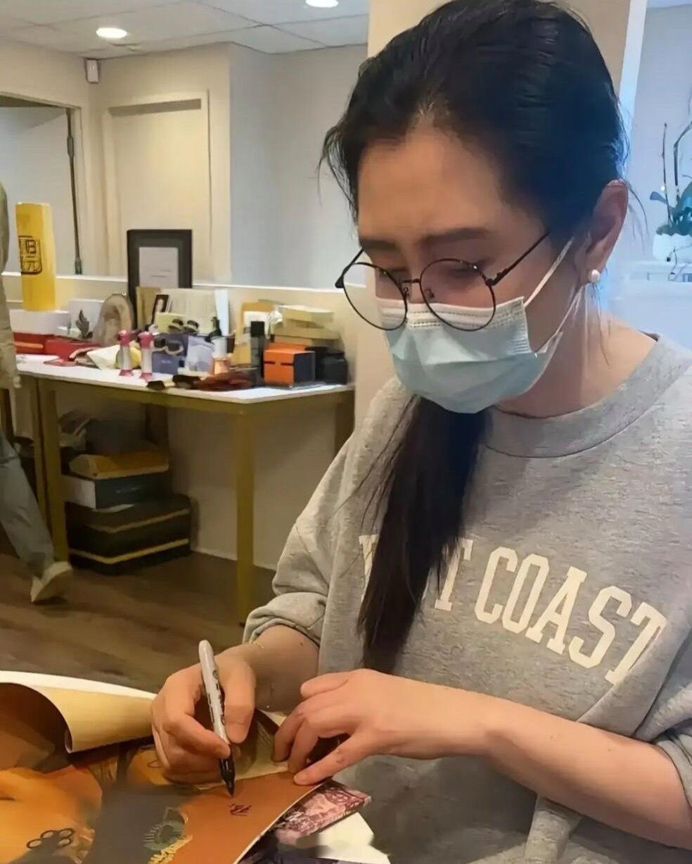 57岁的王祖贤过着自己想要的生活，没有狗仔追拍，没有感情的纷扰…据说，她开的艾灸