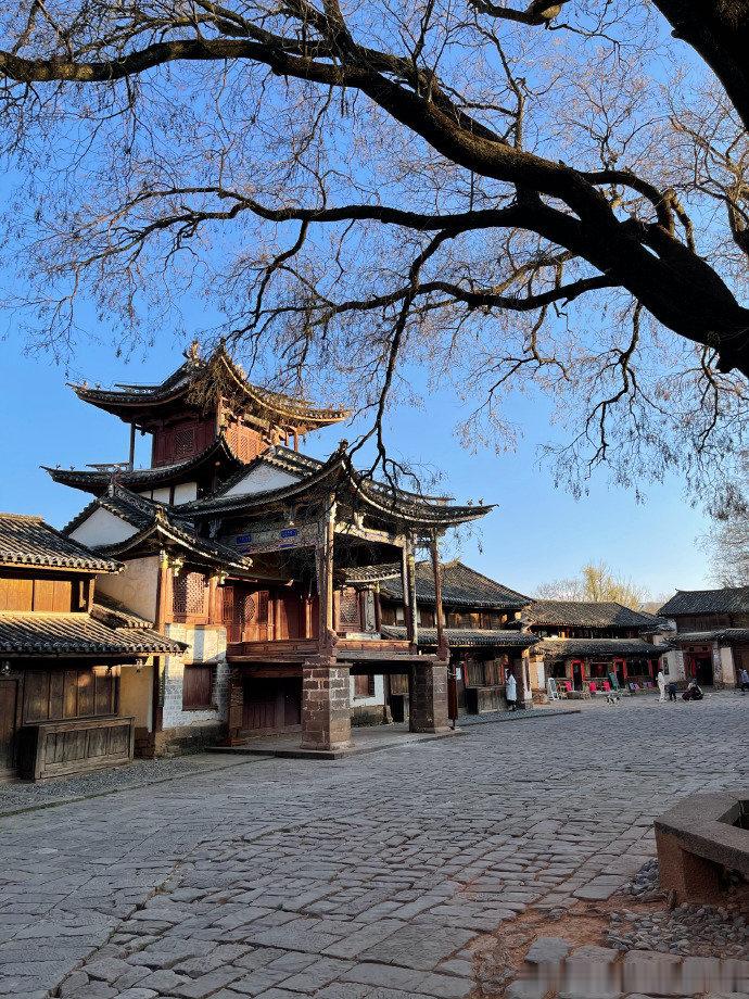 我们云南就是古镇多，腊月的古镇，多了些年味。via:丽江束河古镇小锅饭