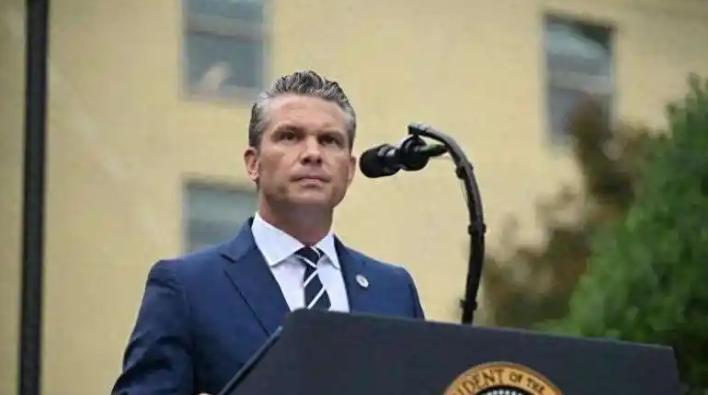 美国政坛乱成一锅粥！就在昨天，五角大楼传来重磅消息，国防部长赫格塞斯直接掀桌子，