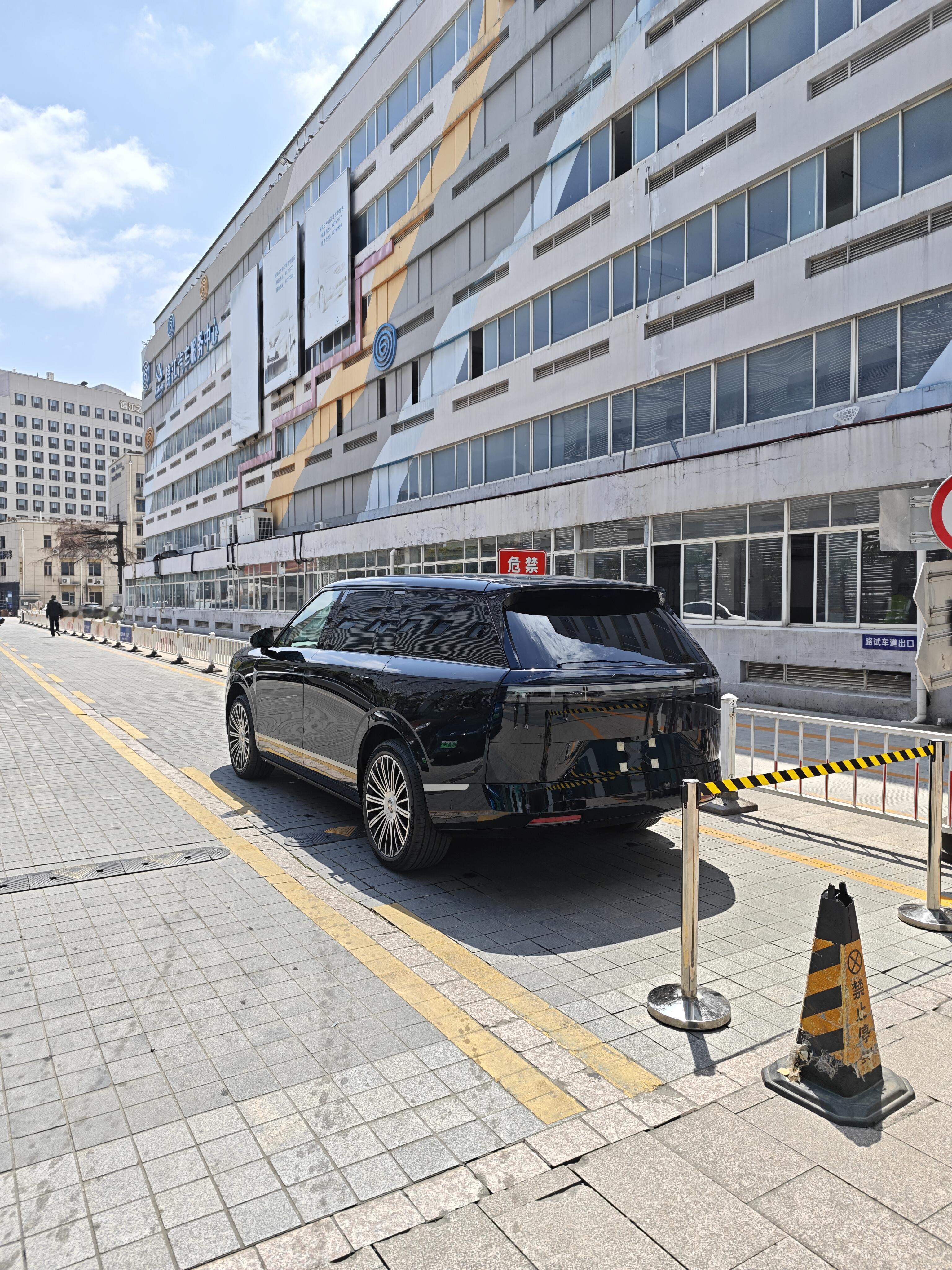 大湾区揽胜-小鹏GX来啦1⃣️线控转向2⃣️后轮转向，半径5.4米3⃣️电变后排