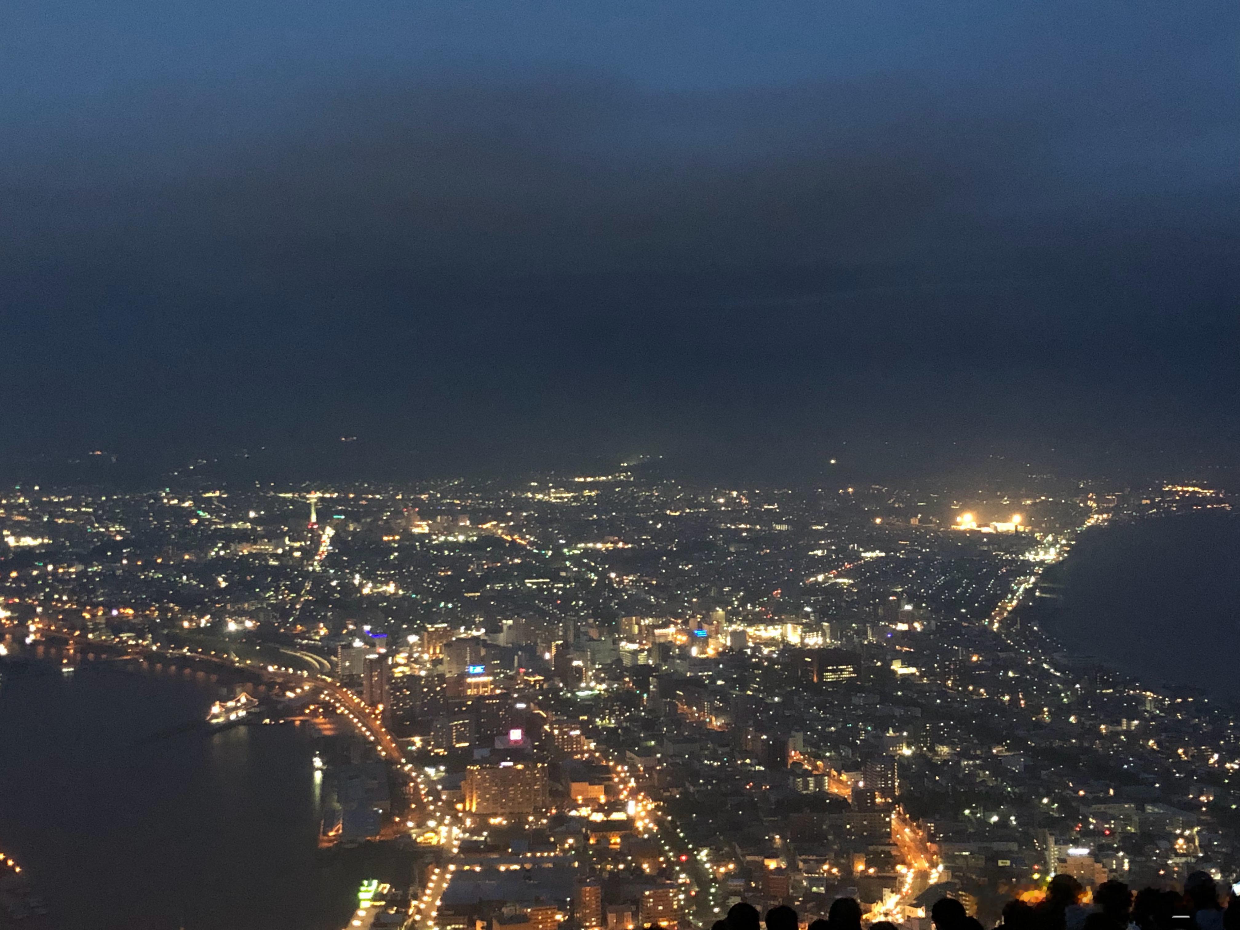 在路上站在333米高的山顶，俯瞰号称世界著名的夜景之一。左边是海，右边是洋。旅