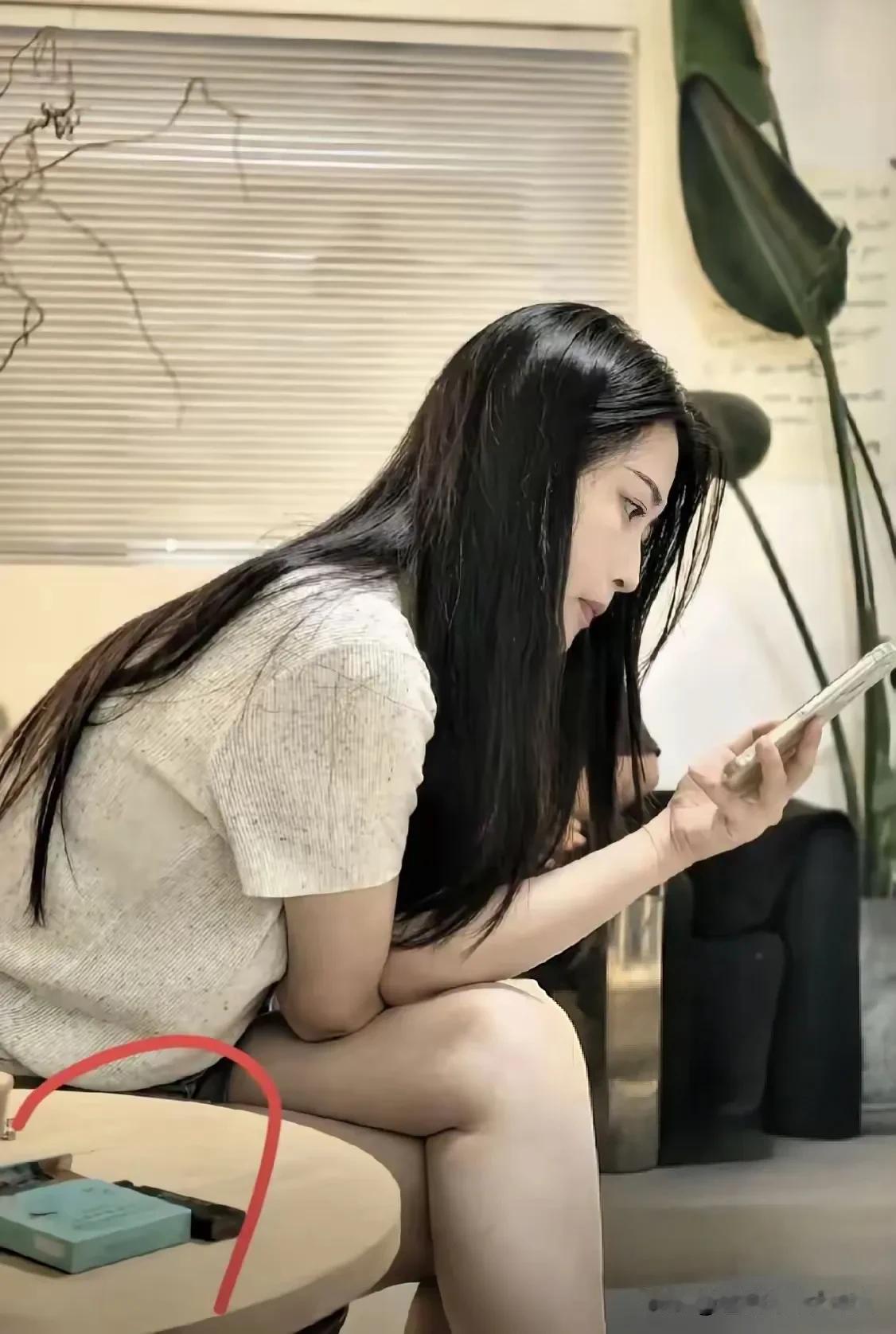 凭你的眼力，你能看出美女抽的是什么香烟吗？一般人还真看不出来呢，能看出来的肯定不