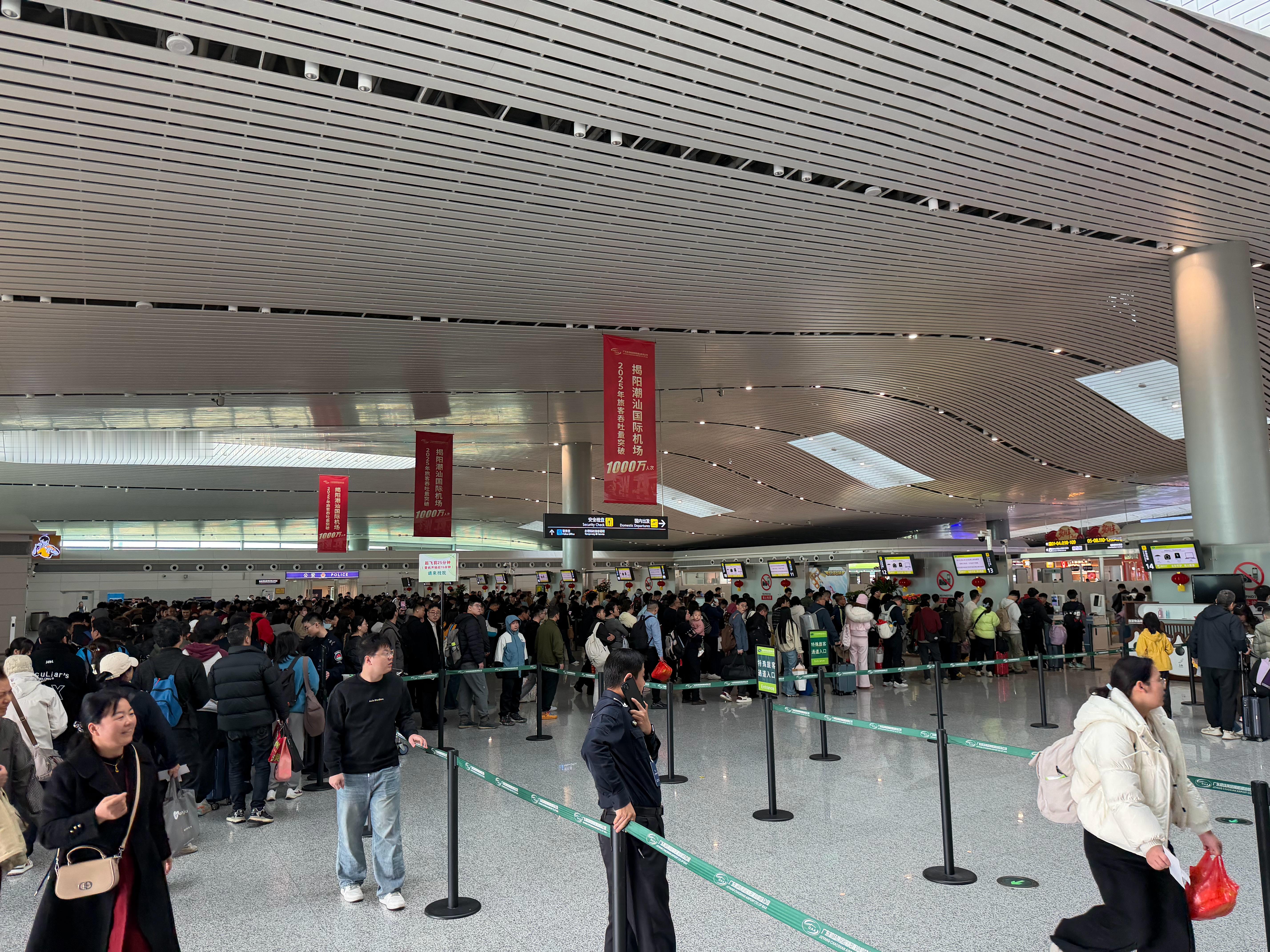 揭阳机场怎么人能这么多，还好有大佬带着走VIP通道