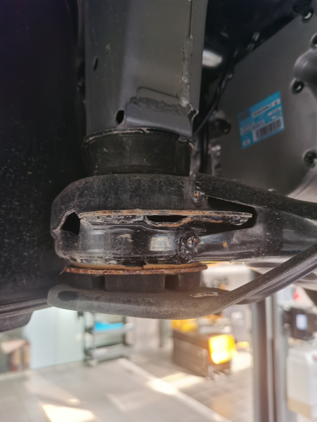 宋PLUS，5个多月底盘已开始生锈了宋PLUSdmi，5个多月去首保，底盘还