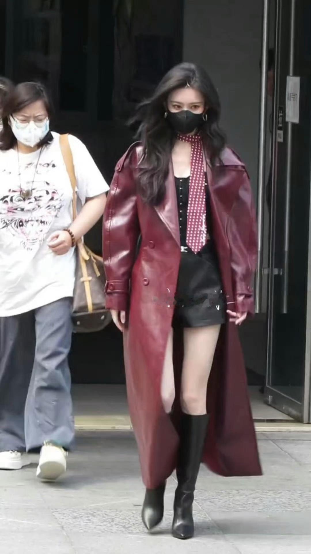 娱乐孟子义红风衣上班路透孟子义红风衣上班look今天的孟子义太美噜​​