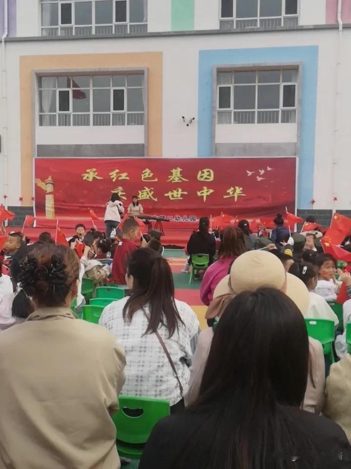 幼儿园庆国庆也太萌了！小不点们的爱国仪式感拉满今天路过幼儿园，直接被门口场
