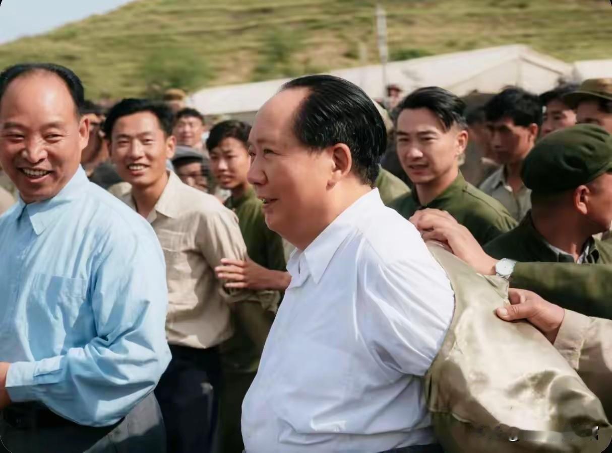 第一张：毛主席在彭真陪同下考察十三陵水库第二张：毛主席在群众中视察第三张：毛