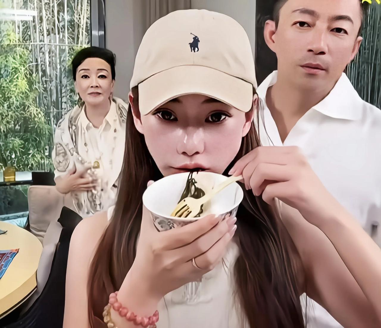 糊涂啊汪小菲，羊知跪乳、乌鸦懂反哺，是你娘张兰把你拉扯长大的汪小菲和张兰这对母