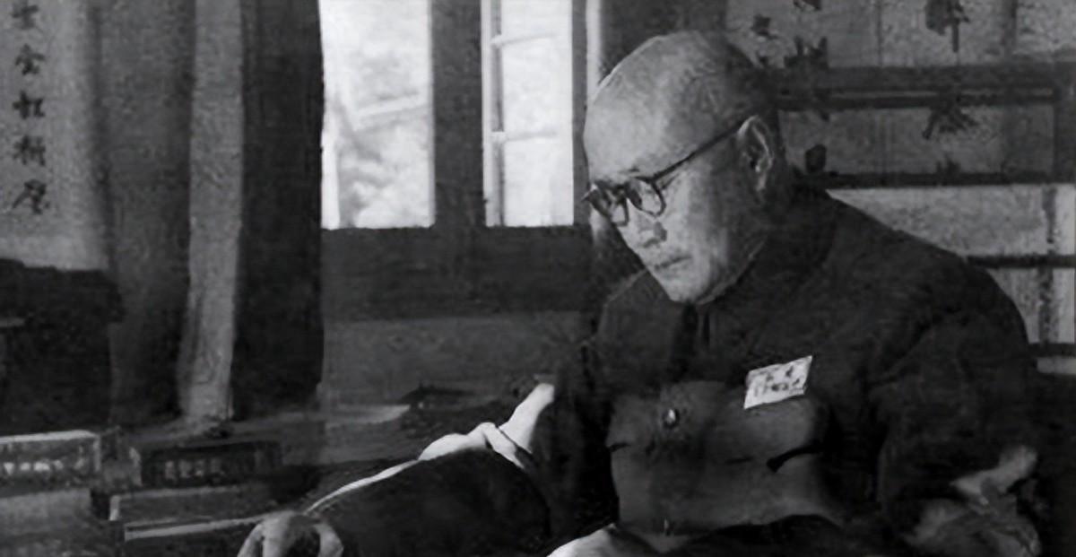 总参谋长徐向前亲自前往拜访刘伯承，恭敬地请示院长，希望看看还能为学校做些什么？