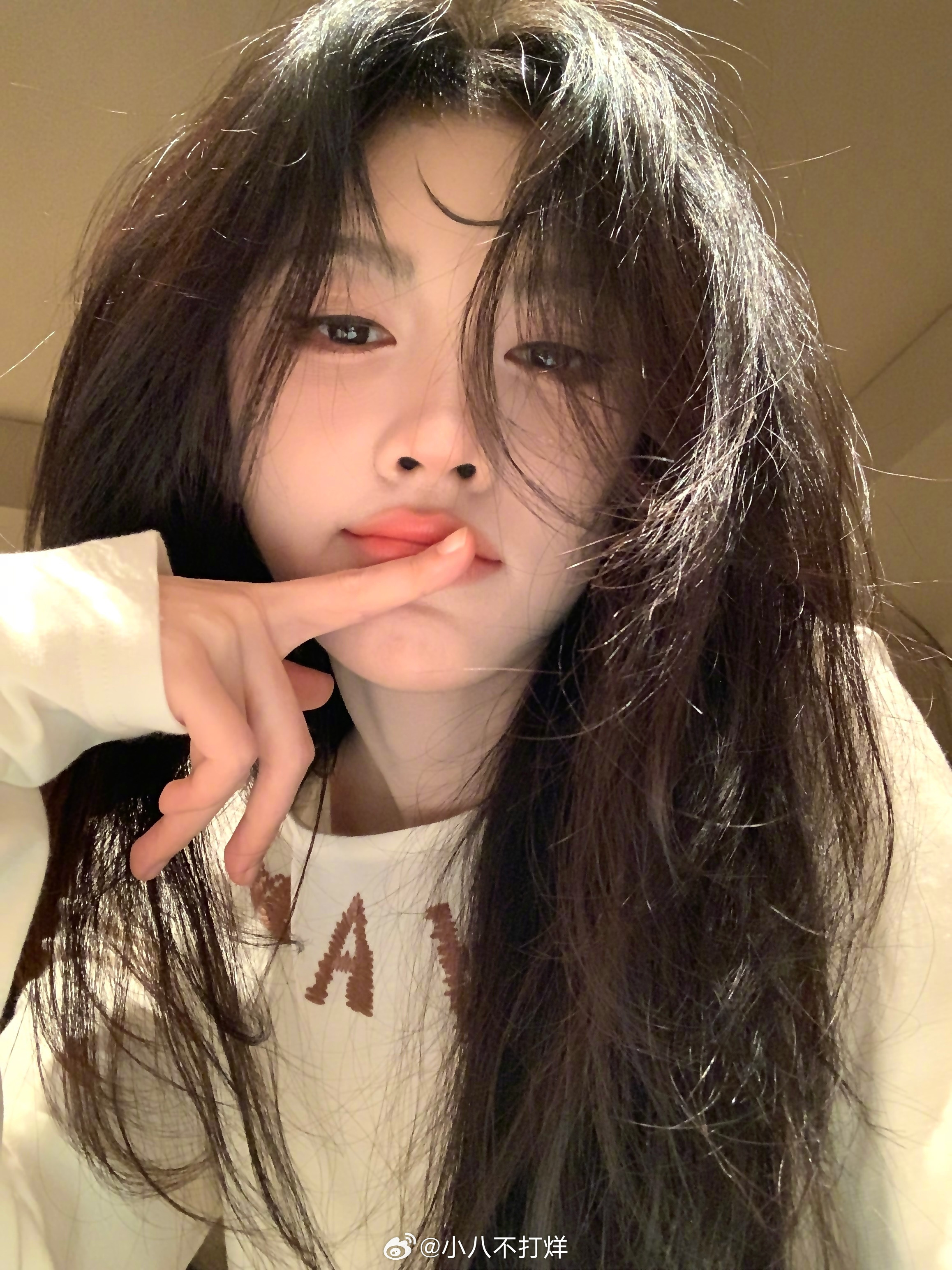 鞠婧祎自拍自拍的神🤳长发随性散落，简单的穿搭却很有亲和力，一会儿俏皮比耶，一会