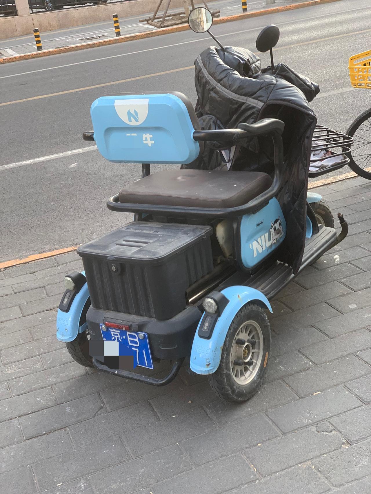 有关部门开始严查电动自行车，有些人又开始阴阳怪气。电动自行车骑车带人、乱窜、逆行