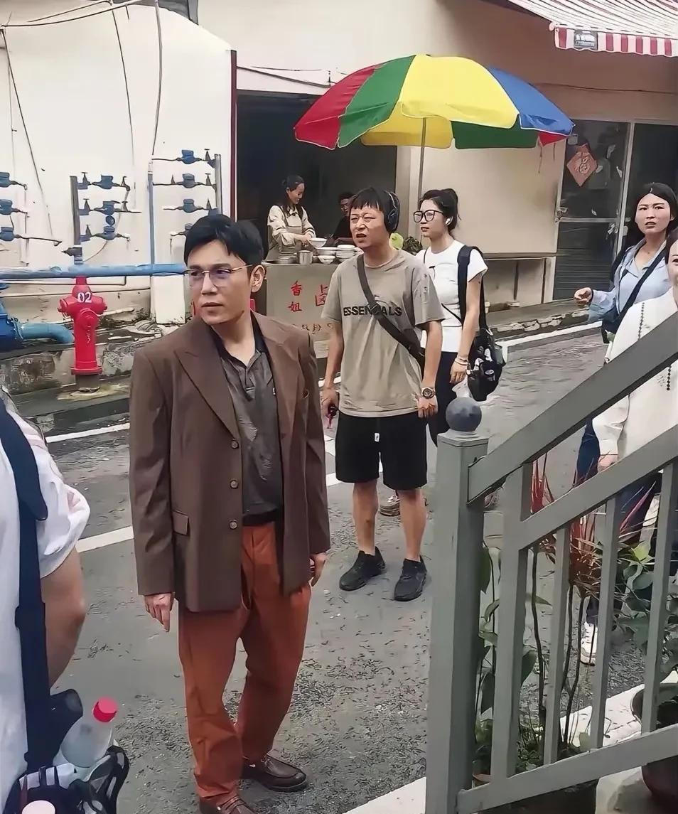 人一旦出名，怎么看都是优点，没出名时，怎么看都是缺点。刚刚看到一个网友说：秦