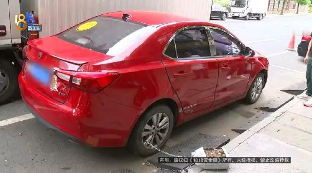 浙江杭州，杨先生的女儿将车停在公共停车位上，车位后面的店铺老板一连给他打了十多个
