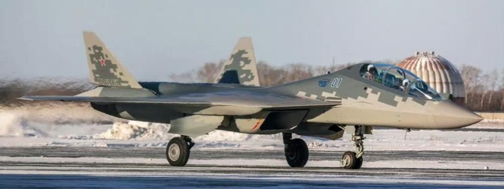 苏57双座型首飞，基于T50-4改装试飞。所以苏57会长成图一这样吗？[吃瓜群