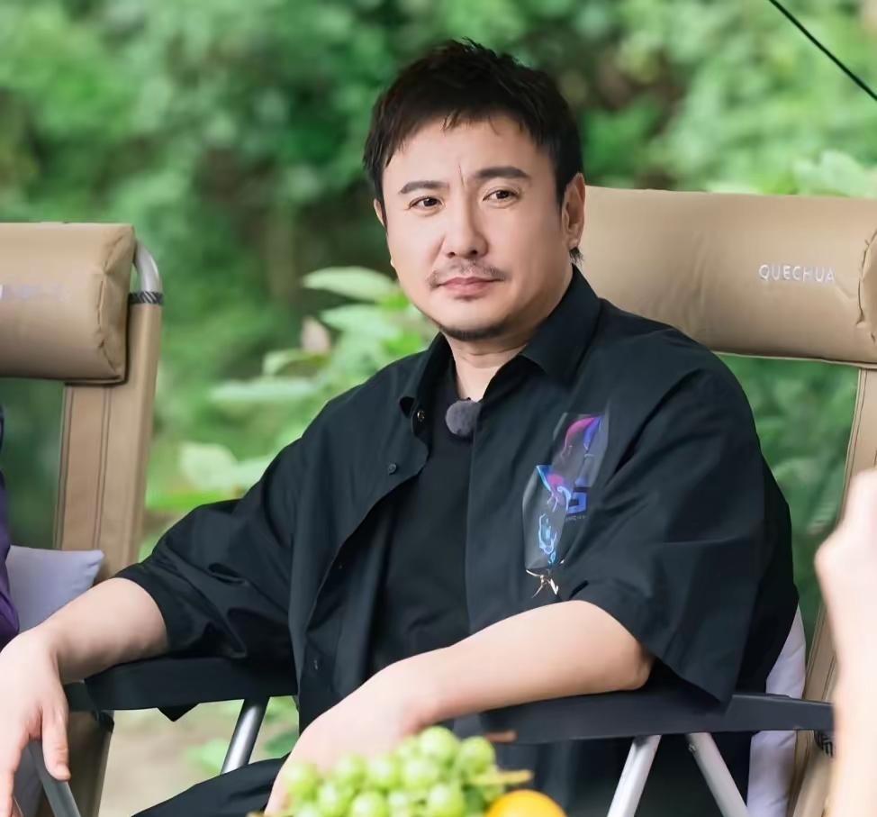 明眼人都看得出来，这次被国防部点名，跟票房无关。官方想表达的就一层意思，电影价