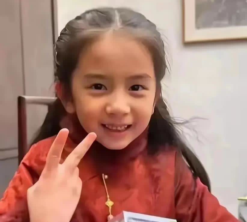 郭富城女儿的正面照最近露出来了，大伙儿一看都直夸，这小姑娘长得真俊。仔