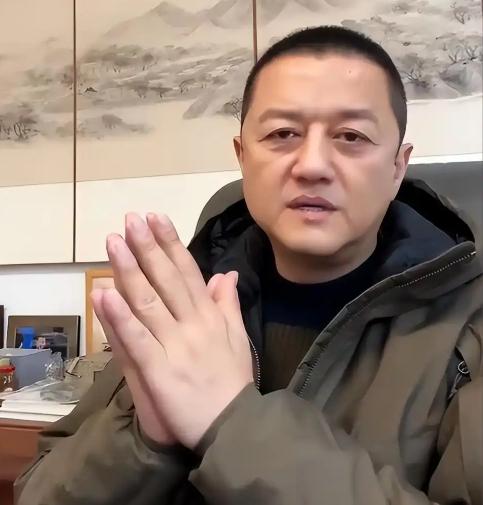 李亚鹏直播当场红了眼，自爆十年前落魄走投无路时找黄晓明借钱，对方只回了四个字，他