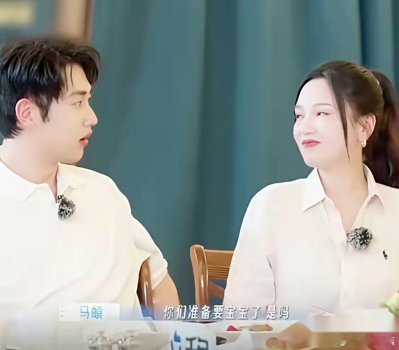 43岁的金莎和孙丞潇官宣备孕，这事一出来，评论区热闹得像开了锅。孙丞潇在节目里