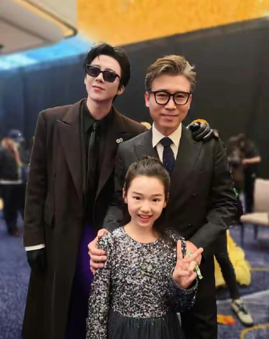 家人们谁懂啊！小酒窝这人气简直要冲破天际啦！瞧瞧这组照片，小酒窝和18位美女帅哥