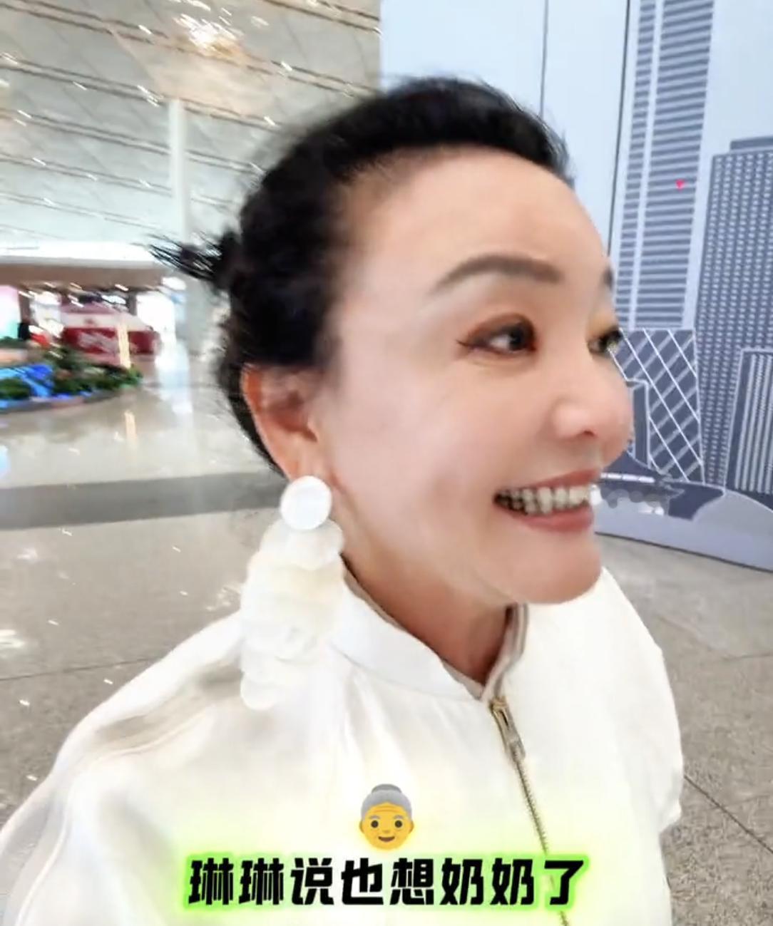 汪小菲的儿子小霖霖乖巧懂事和奶奶张兰感情好，这次张兰去湾湾可把他乐坏了，发语音说