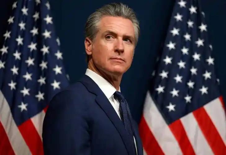 无视总统、私签外国、碰瓷中国！纽森三招激怒白宫，全美哗然。当地时间2月