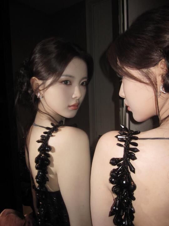 斯哈，杨超越这大白美背！我可以😍