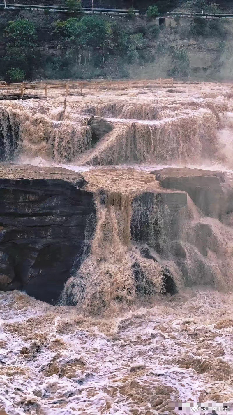 壶口瀑布这事儿真是绝了。之前在公路边修高墙防偷窥，被大家骂得把墙拆了。这下咱们可