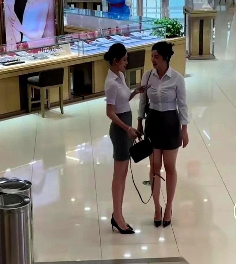 今天在商场，我算彻底明白了，什么叫“职场人”的战袍。不是那种刚毕业小姑娘咋咋呼