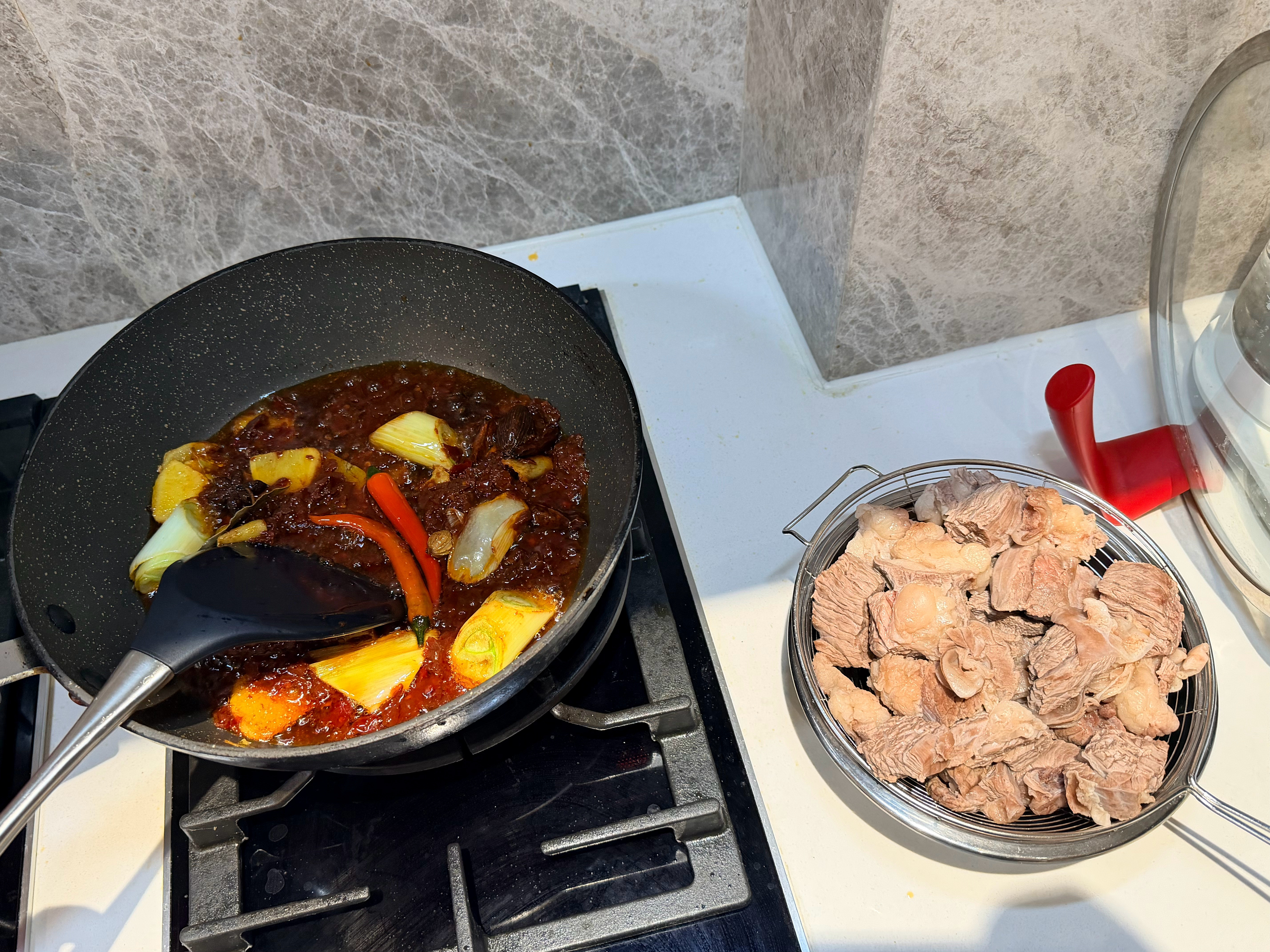 今天晚上做了很带劲的红焖牛腩和可乐鸡翅，特别特别好吃，我太佩服我自己了