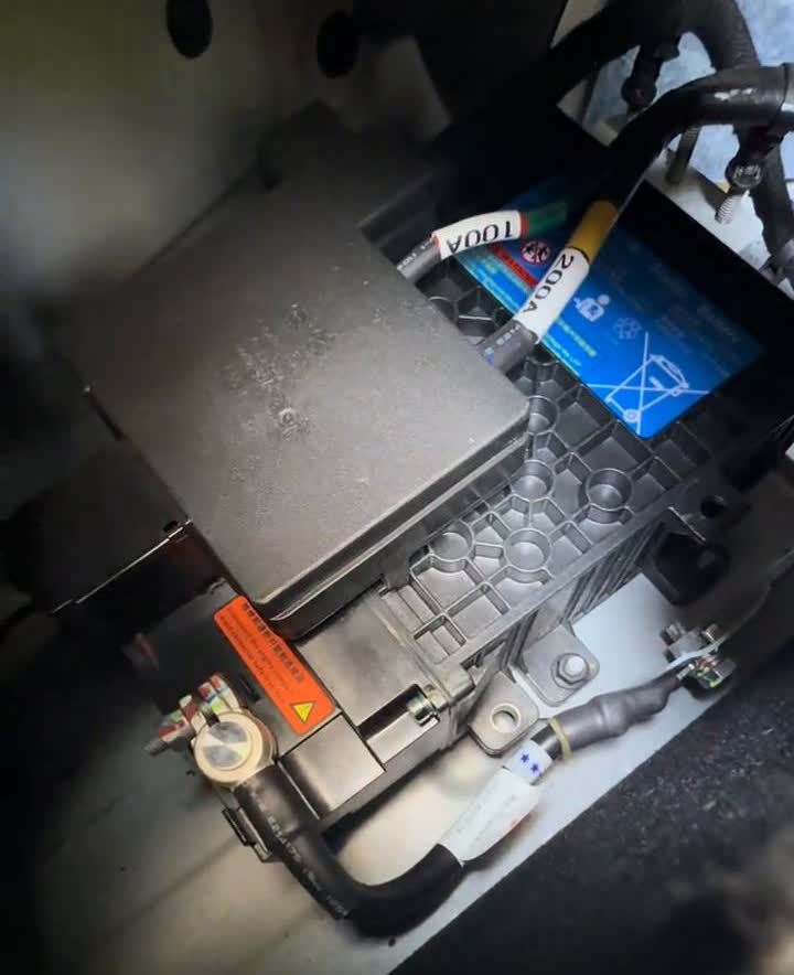 比亚迪的这个黑科技99%的车主都不知道，启动电瓶居然暗藏玄机。首先它的位置不在前