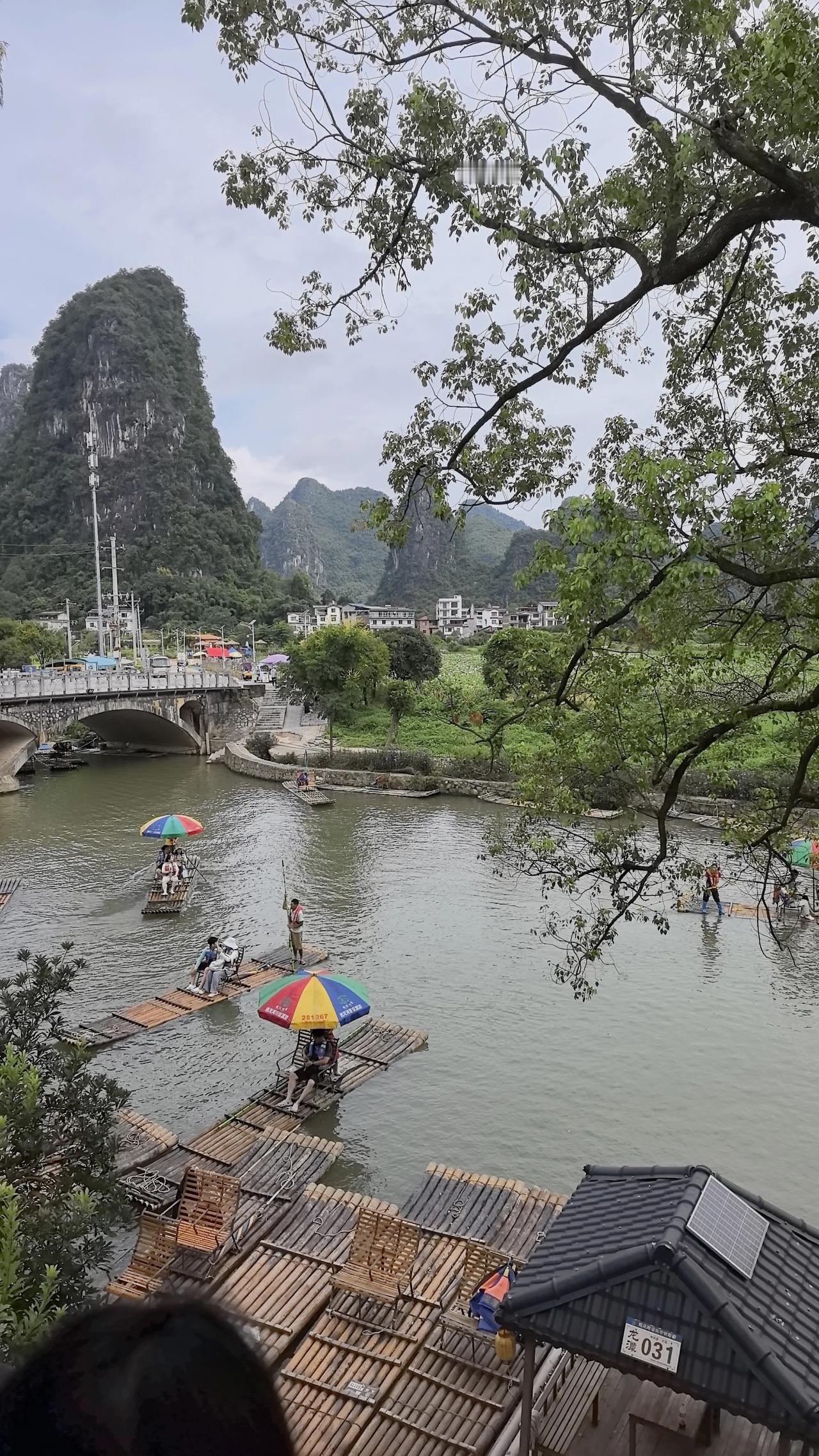 去了阳朔坐竹筏，你会发现好像并不是太值得游览这个项目，至于为什么，可能大多数人都