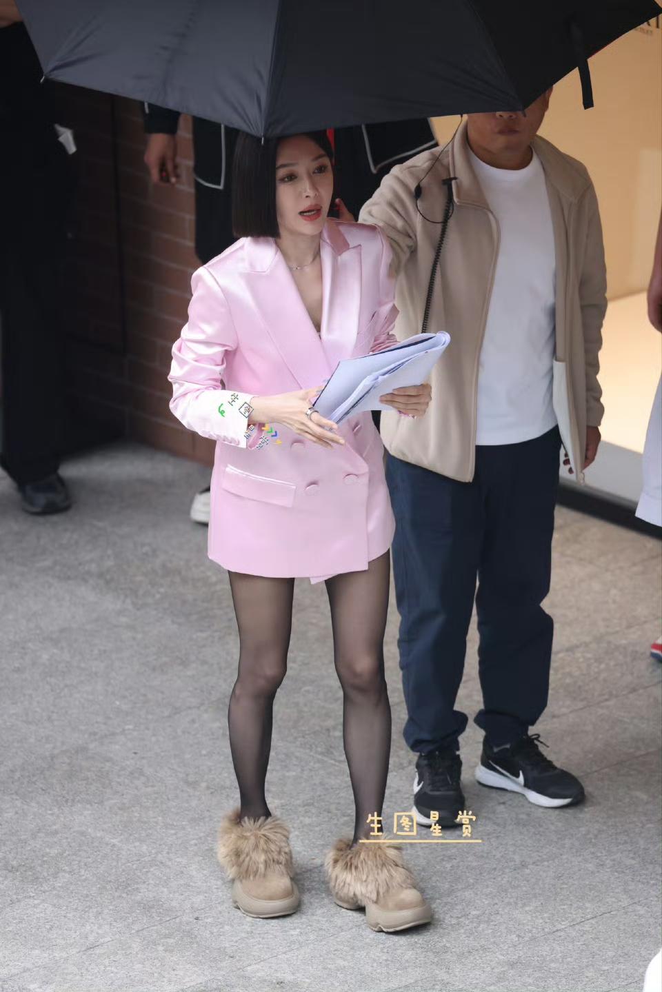 秦岚路透穿搭，黑丝袜高跟太有范了，成熟的小阿姨！高跟丝袜