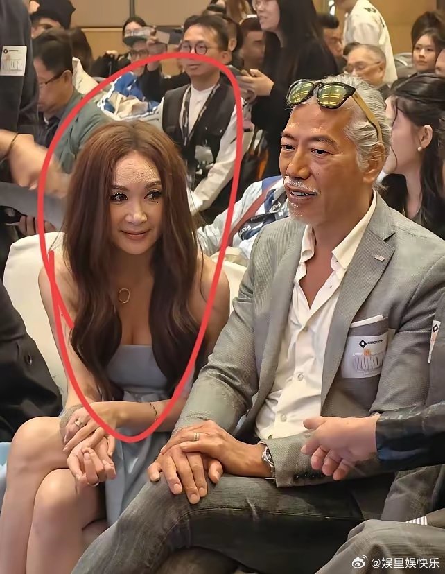 温碧霞这个发型好像至少有十几二十年了吧，我从来没有见到过她换过另外一个发型，有人