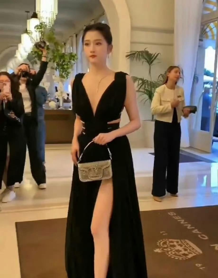 看了关晓彤后才明白，盘发配黑裙才显高贵！
