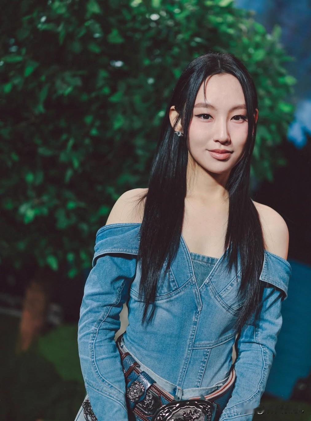 炎明熹15岁参加TVB【星梦传奇】夺冠，随即与TVB签经理人合约歌手，TVB有意