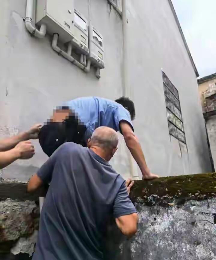 王女士看到隔壁家的灯亮了一天一夜，顿时起了疑心，警察介入后，果然发现有情况。王