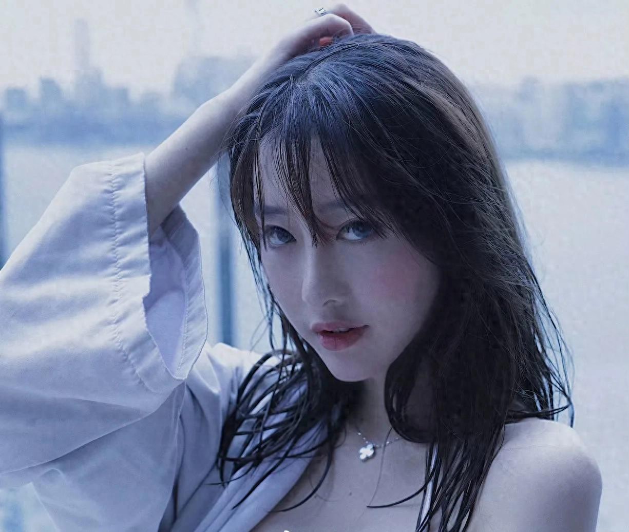 千万网红卓仕琳，泳装美照
