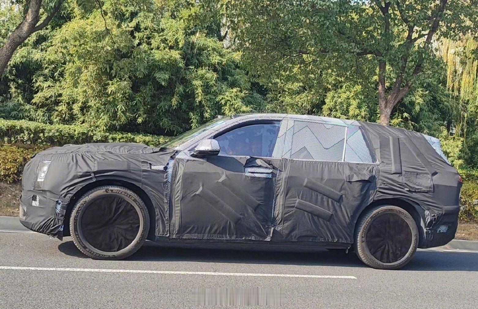 乐道L80谍照曝光了，乐道L80基于蔚来NT3.0平台打造，定位中大