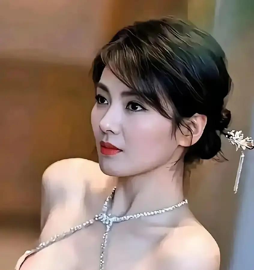 刘涛46岁被夸松弛大女主，我看完只想说别被滤镜骗了。她老公当年破产欠下几个亿