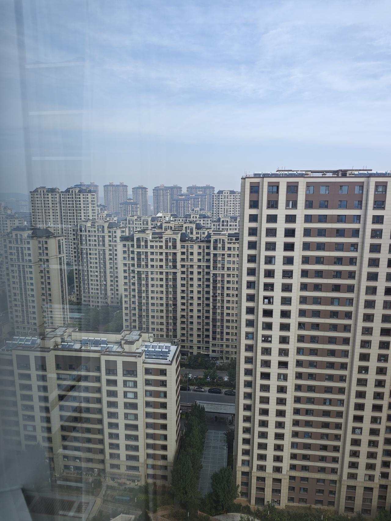 去徐州跑了两天，第一印象真的是整座城市像用直尺比着修出来的。主干道横平竖直连个