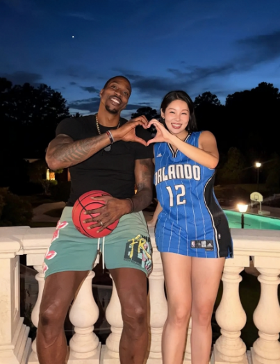 韩国美女网红晒出和霍华德的合照。韩国美女网红EunbiLee晒出了和霍华德
