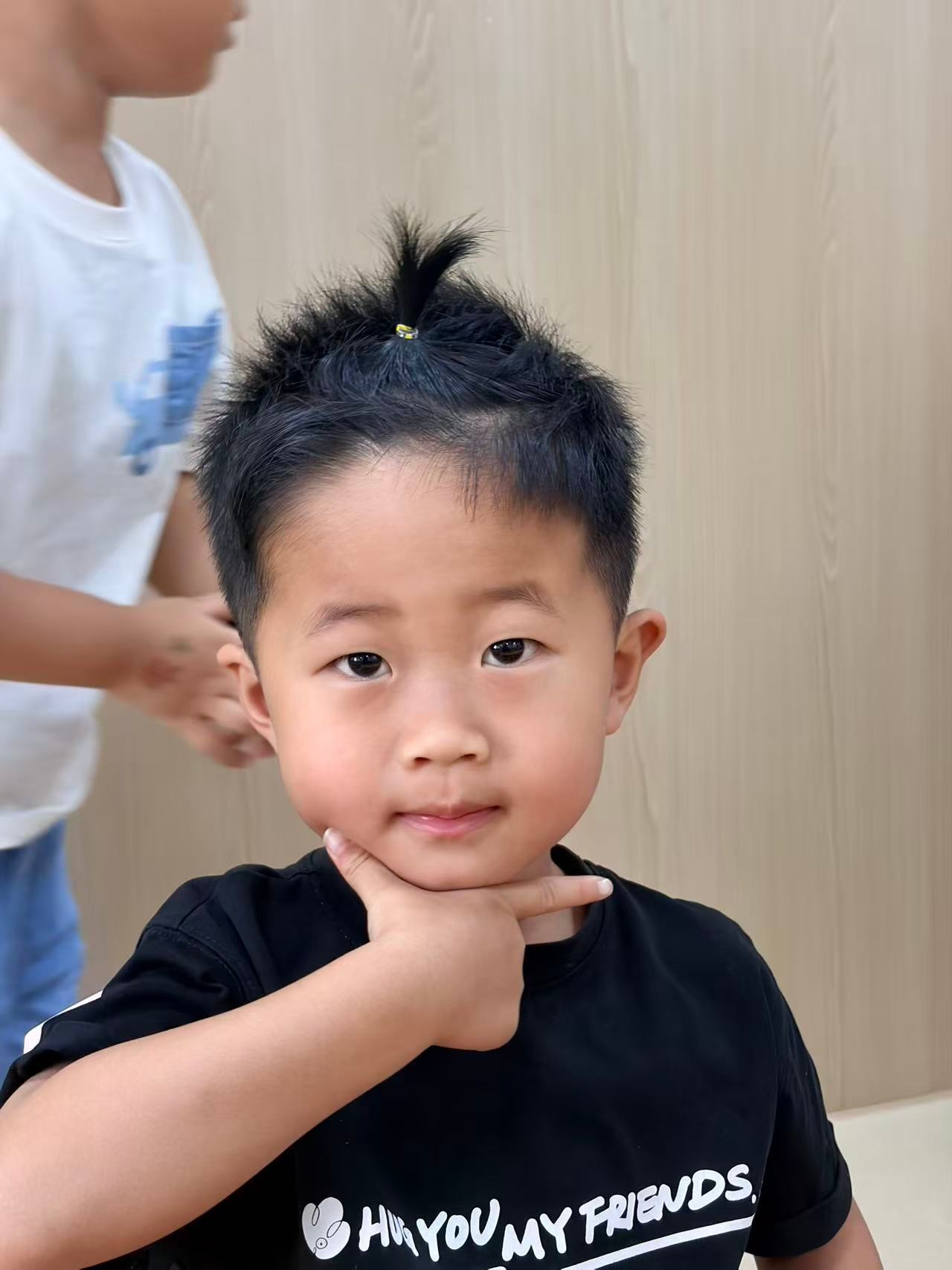 小孩让老师发给我看看帅不帅。他头发前面有个旋，自然偏分。