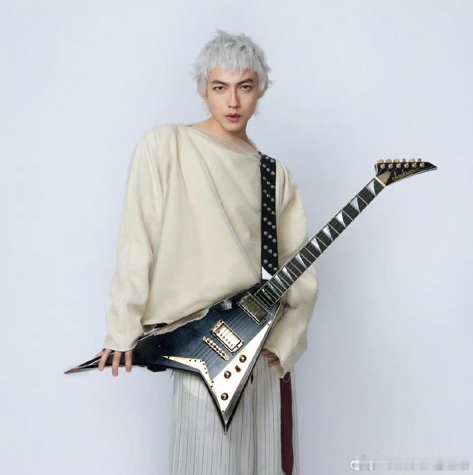 林宥嘉没有接受采访的义务这段采访完美证明了林宥嘉的综艺感有多强。他用几个“大象