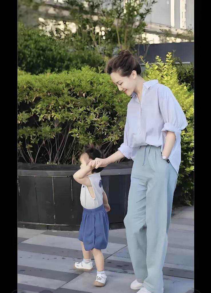 是不是很多全职宝妈压根不想出去做事呀？网友评论：我在别人的眼里是不是天天接送