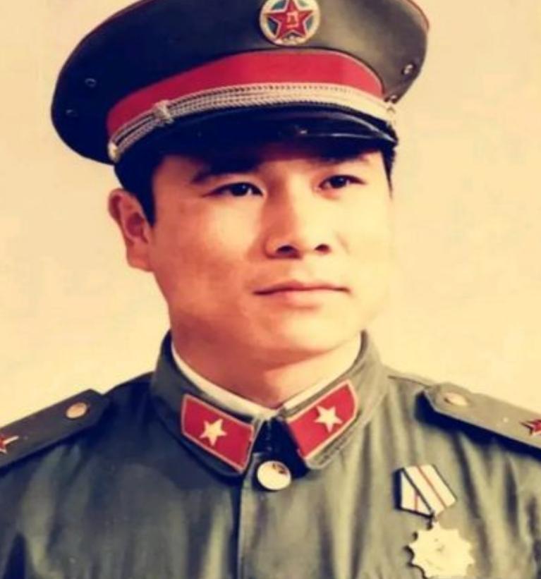 1979年，黄招强在护送伤员撤退的时候，意外发现队伍中竟然多了几张陌生的面孔，于