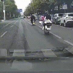 善恶自有报。结局你绝对想不到，非常舒适。网友近日上传一段视频，白衣小仙女骑着