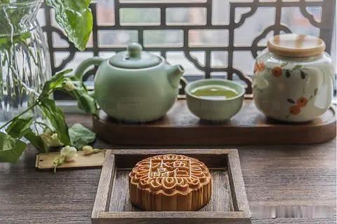 超市里的月饼卖不动，真的卖不动了，知道为什么吗？不是月饼不好吃，也不是因为它