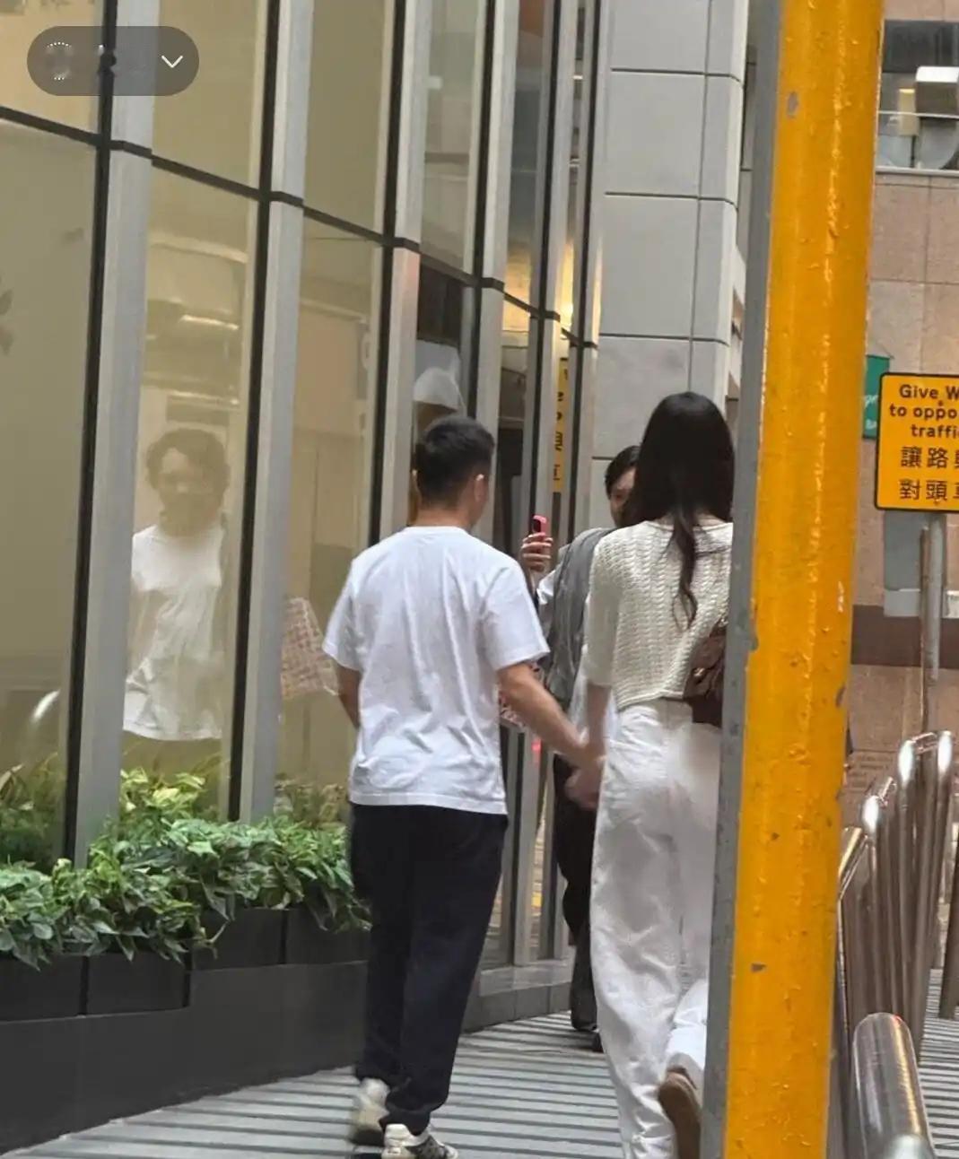 一身行头超8万穿出“买菜感”？何猷君奚梦瑶七夕香港街头十指紧扣，低调逛...
